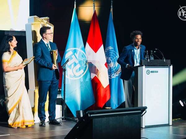 Cérémonie de remise du Prix WSIS 2026 — Genève Cérémonie de remise du Prix WSIS 2026 sur la scène du forum, devant les drapeaux de l'UIT, de la Suisse et des Nations unies